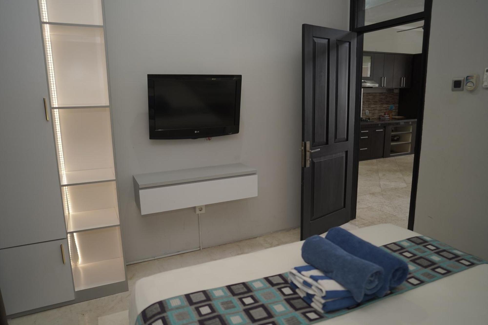 Villa 4 Bedroom Kuta Regency B10 *